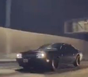 Бортовая камера Tesla сняла неудачную попытку Dodge сыграть в «шашки»