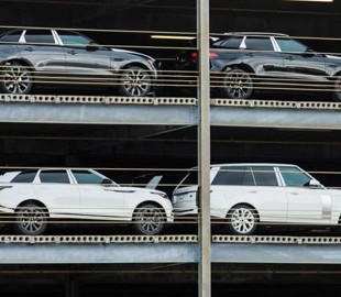 Из-за дефицита чипов Jaguar Land Rover сократил поставки автомобилей в два раза