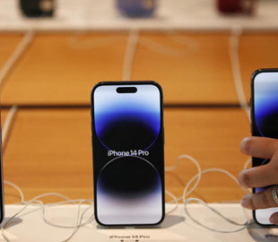 Скільки потрібно працювати українцям, щоб купити модель iPhone 14 Pro