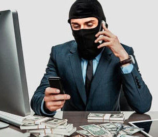 Псевдоработник банка обманул женщину на 38 тысяч гривен