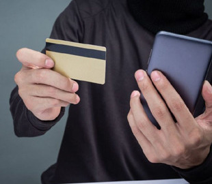 На понад 49 тис. грн ошукав чернівчанку псевдобанкір