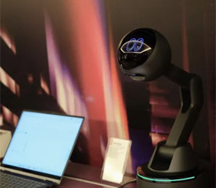 Допоможе підписати документи: Lenovo показала офісного робота з обличчям і проєктором на MWC 2026