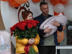 Звільнену з полону військову Мар'яну Мамонову виписали з пологового та подарували квартиру у Луцьку