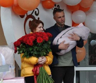 Звільнену з полону військову Мар'яну Мамонову виписали з пологового та подарували квартиру у Луцьку