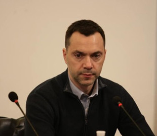 Арестович попередив про інформаційну операцію РФ: «Ніхто нічого не здаватиме»