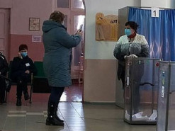 Жителей Донбасса заманивают на выборы новеньким айфоном: что об этом известно