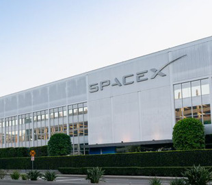 Бывший стажёр SpaceX подал в суд на компанию