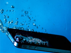 Эксперт рассказал, как реанимировать смартфон после попадания в воду