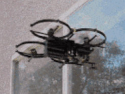 Полицейский дрон научили ломать стекло