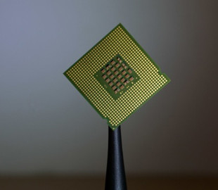 У Китаї паралізований чоловік з мозковим чипом зміг керувати колісним кріслом