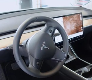 Покупатели подержанных автомобилей Tesla могут узнать личные данные бывших владельцев