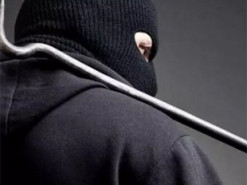 Выбили стену и вынесли все телефоны: в Харькове произошло ограбление