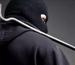 Выбили стену и вынесли все телефоны: в Харькове произошло ограбление