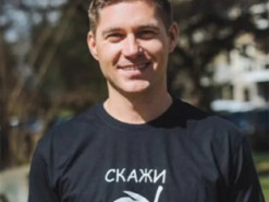 Телеведучий Остапчук пожартував щодо Анджеліни Джолі та Арестовича