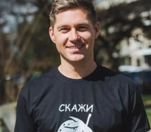 Телеведучий Остапчук пожартував щодо Анджеліни Джолі та Арестовича