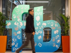 Facebook увеличит к концу года штат в Великобритании на 1000 человек