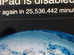 Ребенок заблокировал iPad на полвека