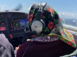 На Закарпатье 90-летняя бабушка села за штурвал самолета