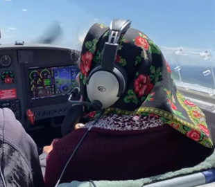 На Закарпатье 90-летняя бабушка села за штурвал самолета