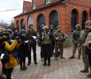 Американские и французские журналисты рассказали, как попали под обстрел на Донбассе
