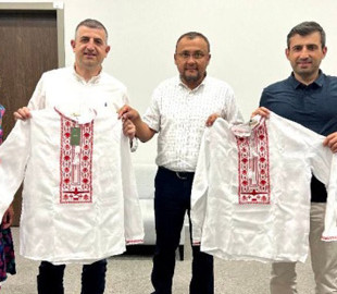 Турецький Bayraktar вишили на сорочках, які подарували розробникам безпілотника