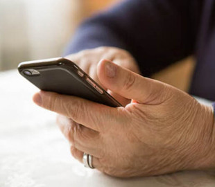 Жінка намагалась отримати державну допомогу, однак втратила власні гроші