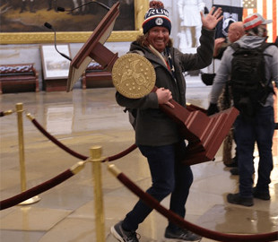 Арестован мужчина, сфотографировавшийся с кафедрой Пелоси во время штурма Капитолия