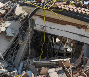 Що робити, якщо ви опинилися під завалами: поради для порятунку життя