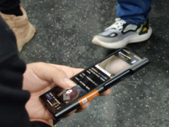 Работающий флагман Xiaomi 12 впервые сфотографировали в руках пользователя