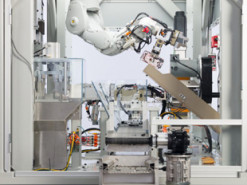 Как робот Daisy разбирает старые айфоны