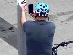 У Захарової істерика: американський військовий під час прогулянки Москвою показав символу «Z» середній палець