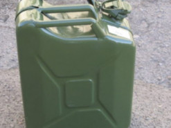 Життєва порада водію: в якій каністрі краще зберігати бензин