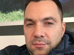 Найкраще заспокійливе й фаворит усіх жінок: добірка мемів про Олексія Арестовича