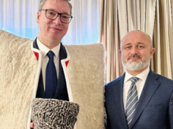 Президент Сербії сфотографувався у чеченському одязі з радником Кадирова