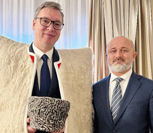 Президент Сербії сфотографувався у чеченському одязі з радником Кадирова