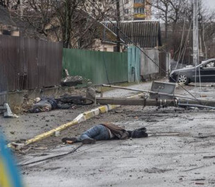 СМИ опубликовали видео, как россияне с БТР расстреляли велосипедиста в Буче