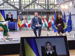 У чорному вбранні з білим коміром: Олена Зеленська взяла участь у конференції, на яку її запросив Шарль Мішель