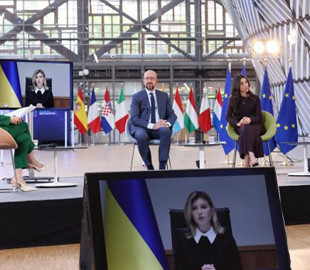 У чорному вбранні з білим коміром: Олена Зеленська взяла участь у конференції, на яку її запросив Шарль Мішель