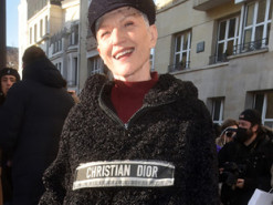 Как стильно носить толстовку весной 2022: показывает Мэй Маск (ФОТО)