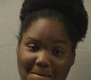 Американская школьница на перемене избила 64-летнюю учительницу с инвалидностью. Подозревают, для TikTok-челленджа