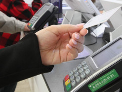 Відчувають страх та паніку: як санкції ускладнили життя пересічним росіянам