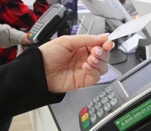 Відчувають страх та паніку: як санкції ускладнили життя пересічним росіянам