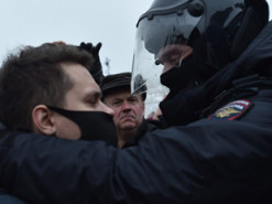 Роскомнадзор угрожает СМИ за репортажи с протестов