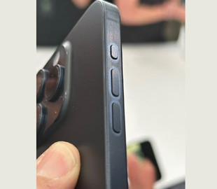 Apple попередила, що відбитки пальців можуть тимчасово змінити колір титанової рамки iPhone 15 Pro