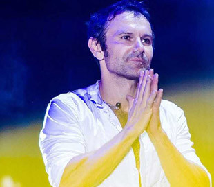 Вакарчук у вишиванці взяв участь у флешмобі, щоб зібрати гроші на безпілотник