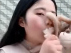 К лицу китаянки в прямом эфире присосался осьминог