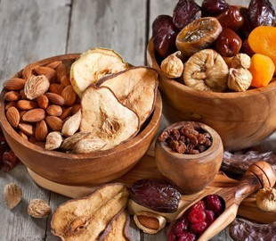 Лікарі назвали корисні ласощі, якими можна замінити солодощі та випічку