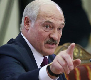 Щоб жити "спокійно". Лукашенко запропонував білорусам "стиснути зуби" і робити, що він каже