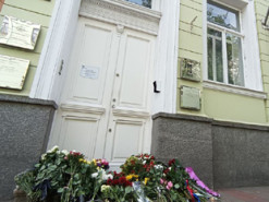 На згадку про королеву Єлизавету II: кияни несуть квіти під будівлю посольства Великобританії