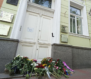 На згадку про королеву Єлизавету II: кияни несуть квіти під будівлю посольства Великобританії